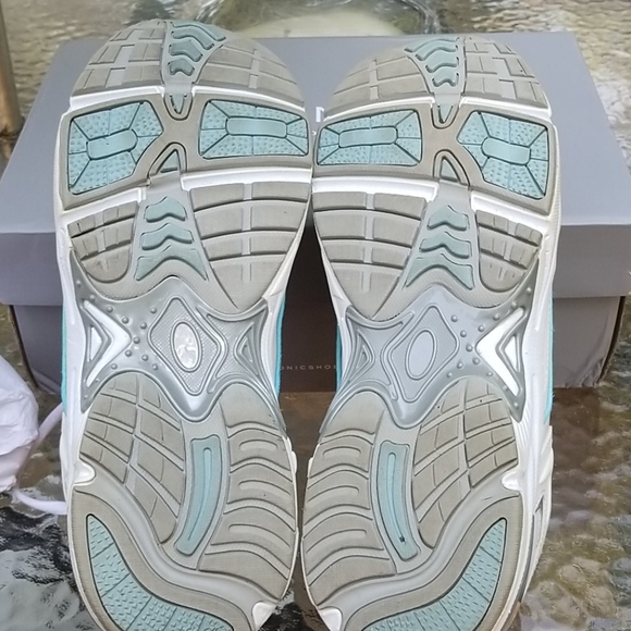 vionic white sneakers